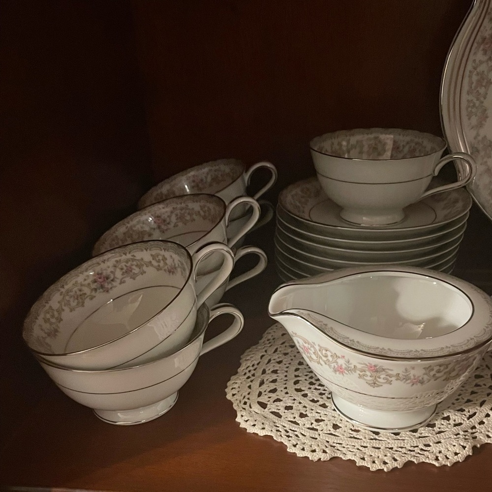 Antique Noritake fine bone China. EUC! 8 person place setting. - Picture 9 of 12